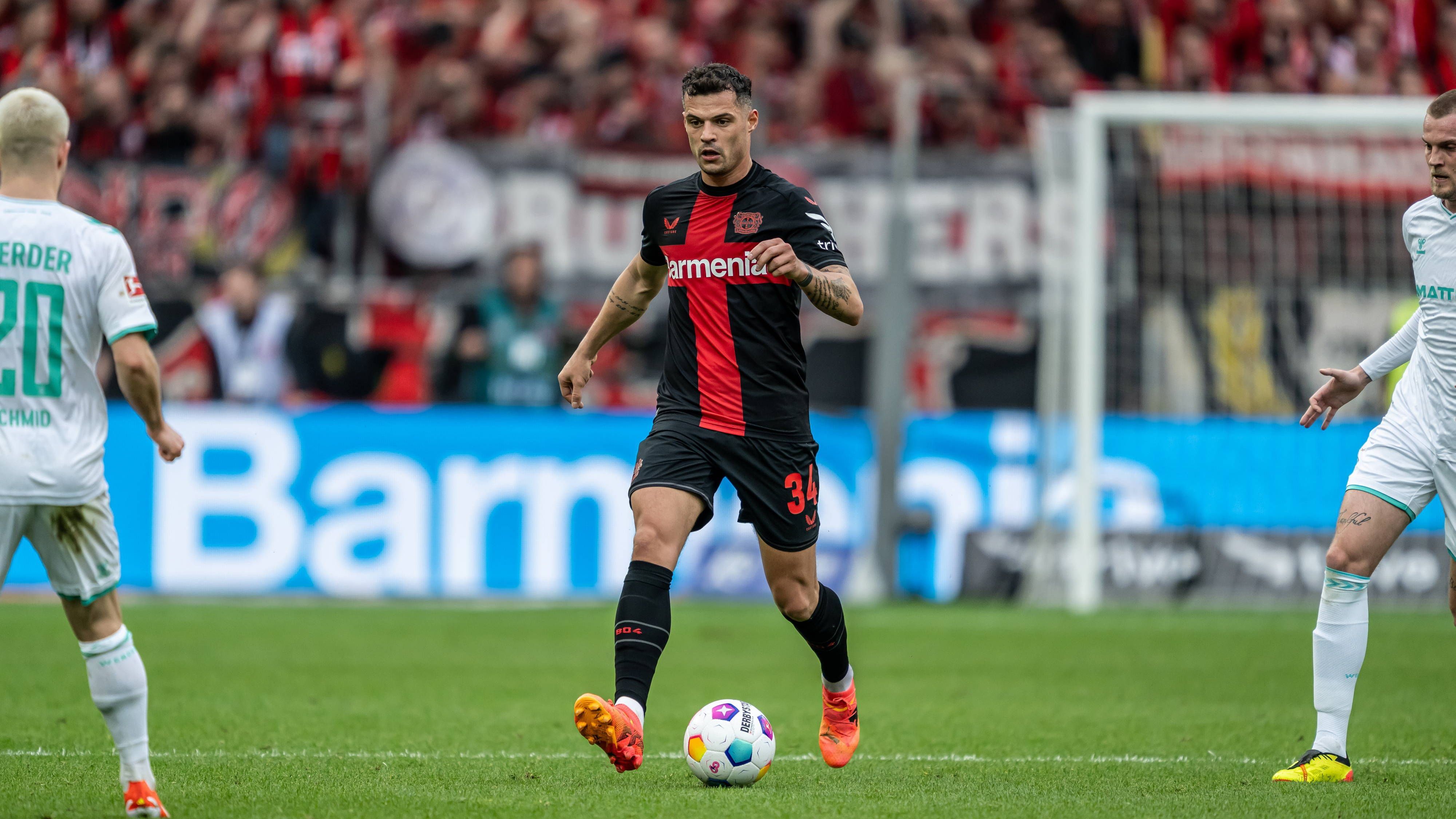 <strong>Granit Xhaka</strong><br>Braucht auch einige Minuten, um auf die gewohnte Betriebstemperatur zu kommen. Ist dann überwiegend der Strippenzieher im defensiven Mittelfeld, der auch den Gegner weitestgehend im Griff hat. Lässt mit seinem sehenswerten Schlenzer zum 2:0 die BayArena beben. Holt sich in der 77. Minute verdienten Sonderapplaus ab. ran-Note: 2