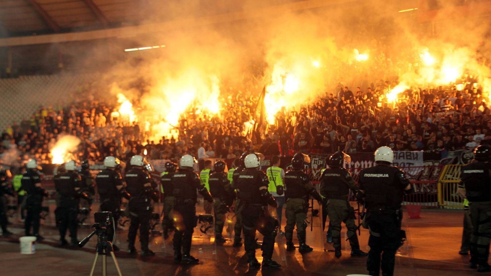 <strong>Partizan Belgrad - Roter Stern Belgrad</strong><br>
                Das "ewige Derby" entstand aus politischen Gründen: Roter Stern wurde von der Kommunistischen Partei Jugoslawiens ins Leben gerufen - Partizan als Klub der jugoslawischen Armee.
