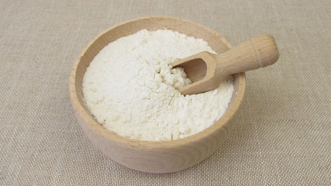 Bei der Herstellung von Weißmehl werden Keim und Schale des Getreides entfernt.