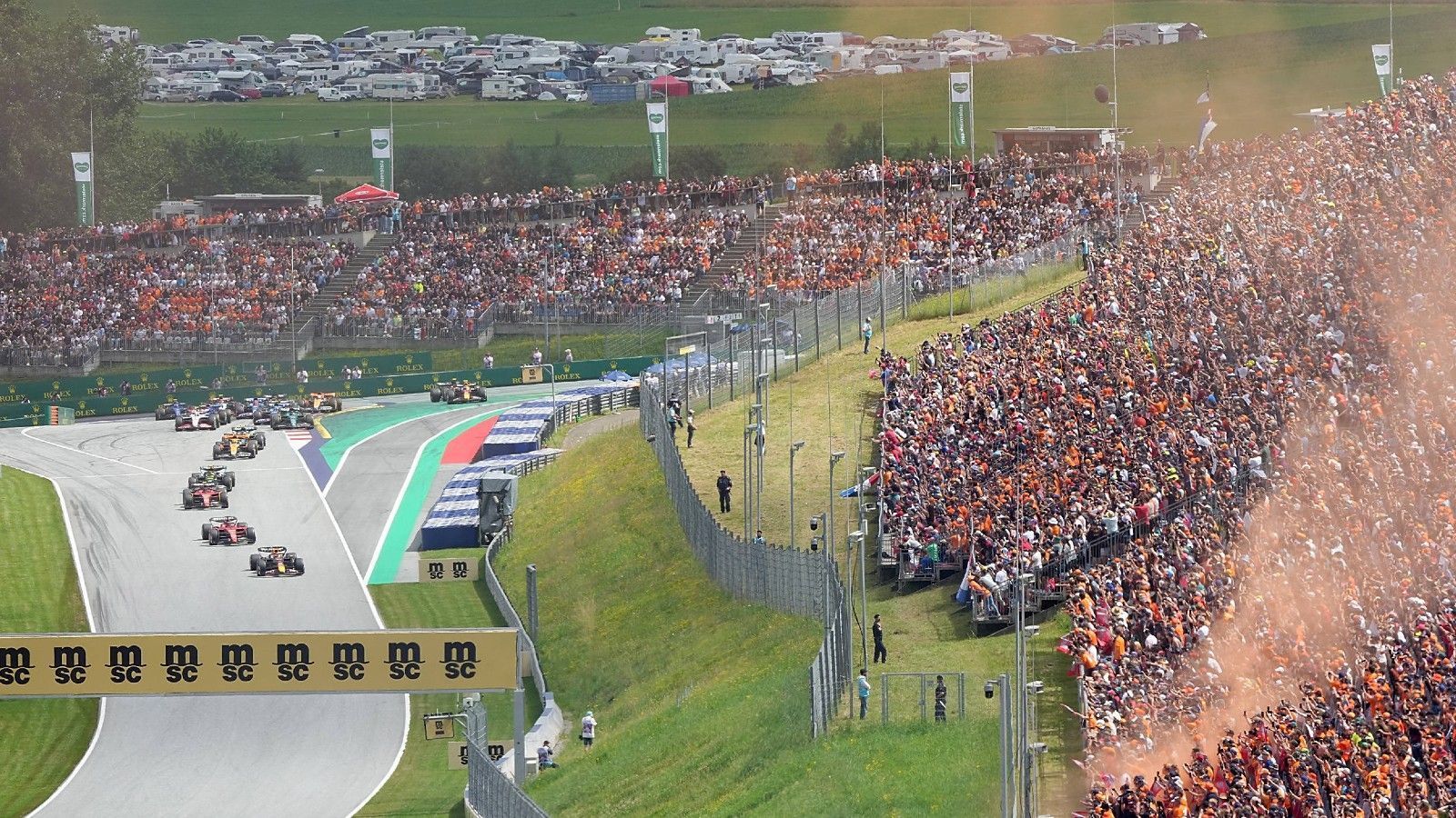 
                <strong>Gewinner: Fans in Spielberg</strong><br>
                Besser hätte der Spielberg-Grand-Prix für die meisten Fans vor Ort wohl nicht laufen können. Ganze 40.000 Zuschauer aus den Niederlanden hatten sich aufgemacht, um den nächsten Erfolg ihres geliebten Max Verstappen zu feiern - und dieser lieferte. Der zweimalige Weltmeister fuhr die Konkurrenz in Grund und Boden, die Anhänger hatten also mächtig Grund zur Freude. Dazu kommt: Zwei Safety-Car-Phasen, Ausritte ins Kiesbett, Strafen ohne Ende und massig Überholmanöver machten das Rennen sehenswert.
              