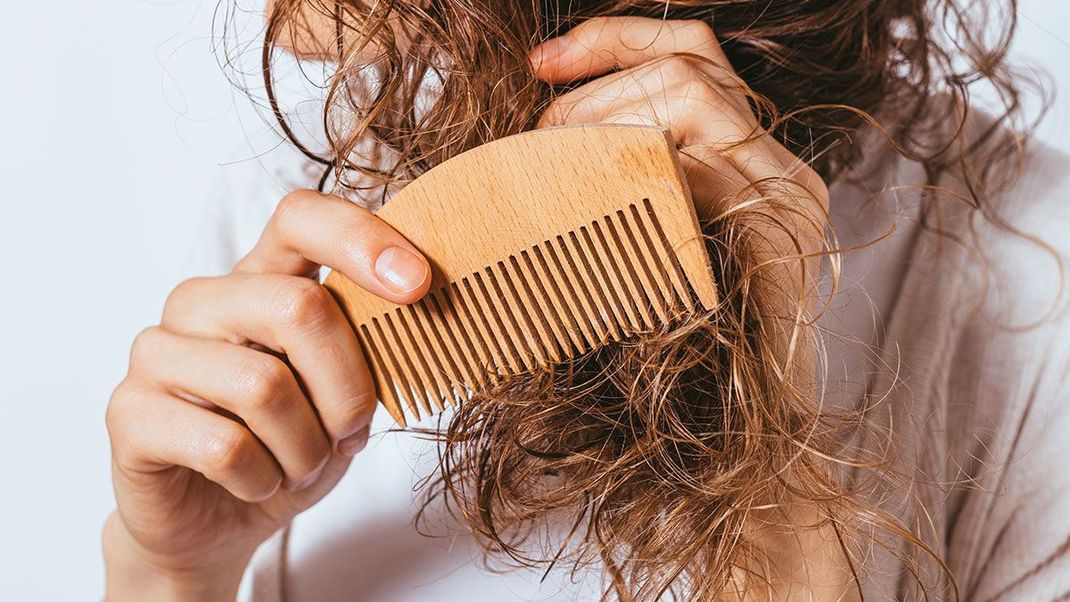 Für Locken gibt es spezielle Kämme, die deine Curls richtig schön springen lassen.