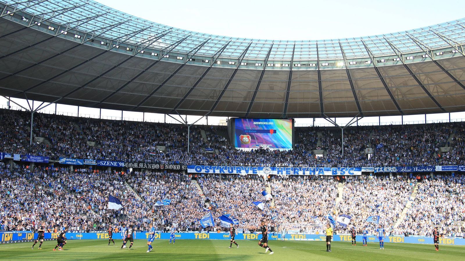
                <strong>Platz 10: Olympiastadion Berlin (Hertha BSC)</strong><br>
                4,5 Sterne (15.929 Bewertungen)
              