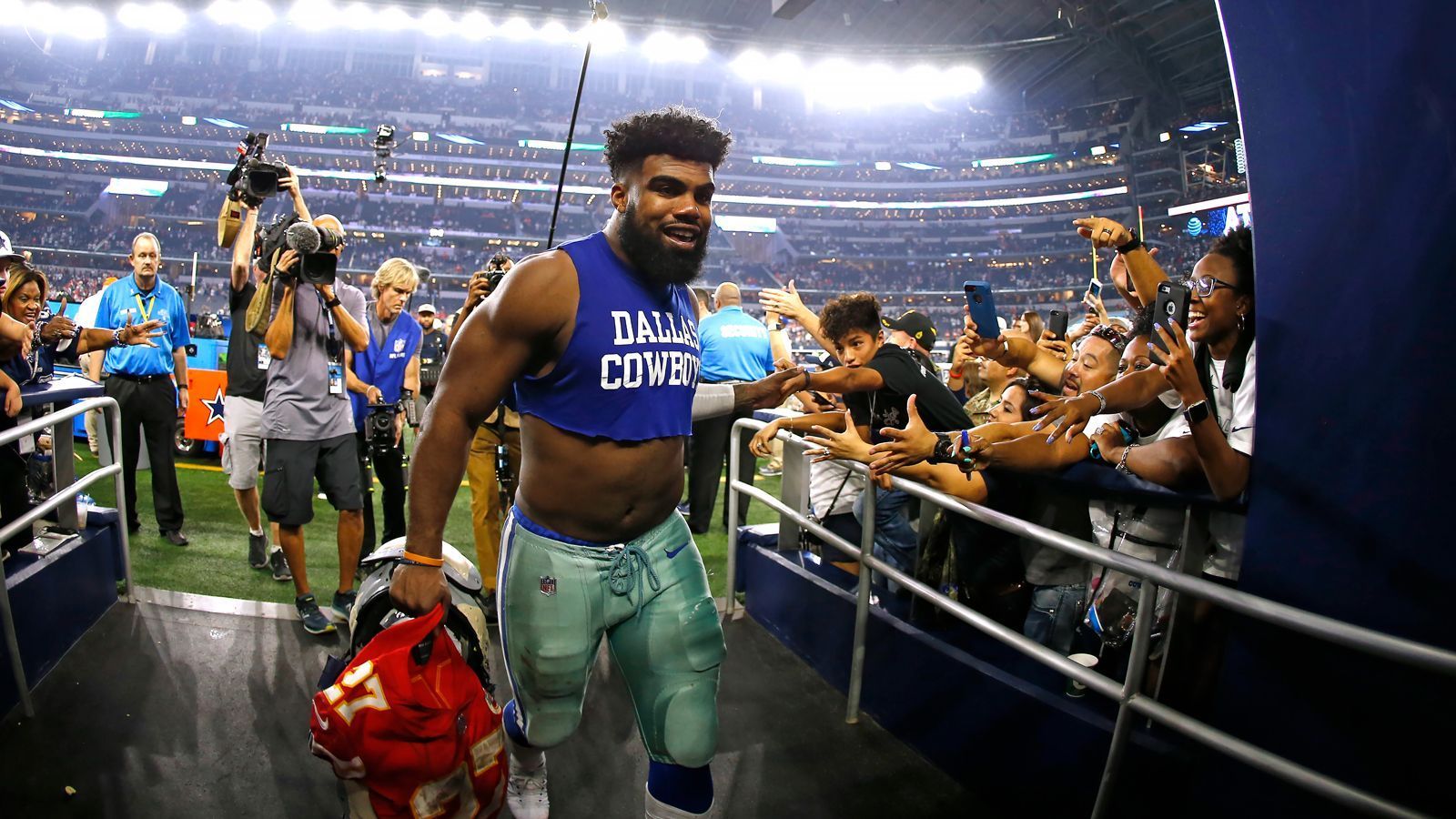 
                <strong>Platz 1: Dallas Cowboys </strong><br>
                AT&T StadiumDurchschnitt: 91.619 ZuschauerAuslastung: 91,6 %
              