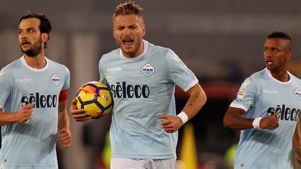 
                <strong>Platz 9 - Ciro Immobile </strong><br>
                Tore im Kalenderjahr 2017: 41 (noch ein Spiel im Jahr 2017 zu absolvieren)Verein: Lazio Rom (39)Länderspiele für: Italien (2)
              