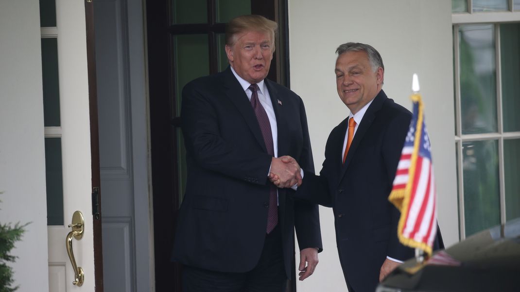 Erneut sagt Ungarns Regierungschef Orban (r.) Donald Trump seine Unterstützung im US-Wahlkampf zu.