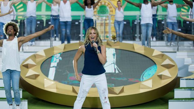 
                <strong>Deshalb laufen der DFB-Auswahl die Fans weg</strong><br>
                Da hatte der DFB beim Pokalfinale doch diese grandiose Idee, Schlagerstar Helene Fischer in der Halbzeit singen zu lassen. So gewinnt man die Herzen der Fans! Die Uefa zog nach, ließ vor dem Champions-League-Finale die Black Eyed Peas singen und tanzen. Ein Volltreffer. Und ist doch klar: Wenn musikalische Granden nicht auch bei der Nationalmannschaft endlich ihre Hits zum Besten geben, ist es doch kein Wunder, dass die Fans nicht kommen.
              