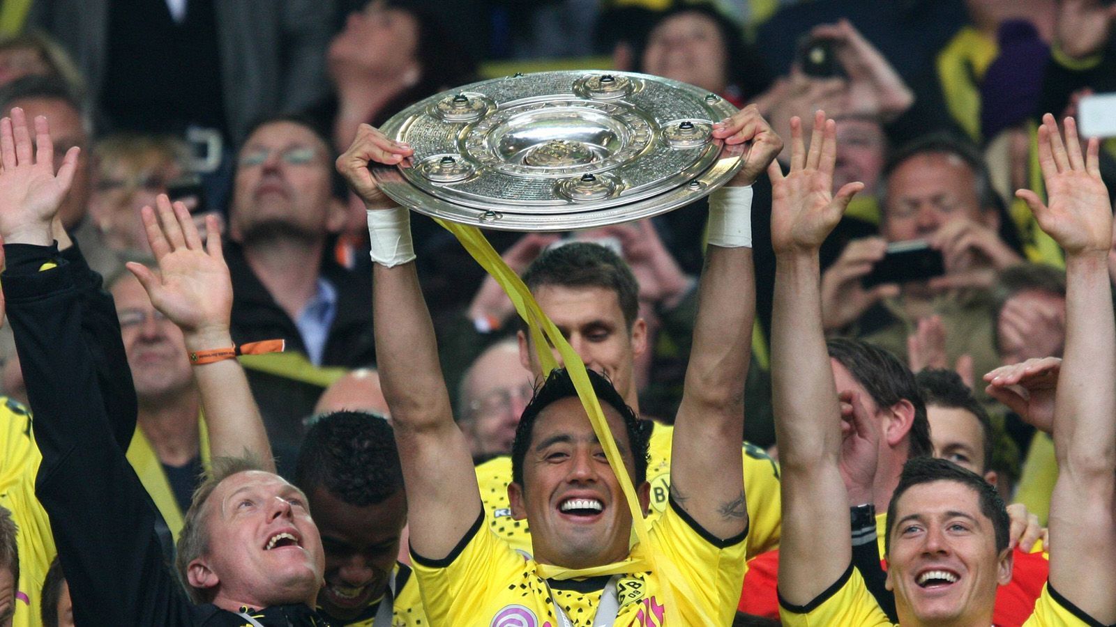 
                <strong>Lucas Barrios</strong><br>
                Lucas Barrios war einer der Meisterhelden 2011. Beim Double-Gewinn 2012 kam der Stürmer nur noch zu 18 Einsätzen in der Liga und erzielte dabei lediglich vier Tore. Nach der Saison verließ er den BVB in Richtung China und schloss sich Guangzhou Evergrande an. Seitdem ist es relativ still um den 34-Jährigen geworden. Seit Juli 2019 steht er in Argentinien bei Huracan unter Vertrag.
              