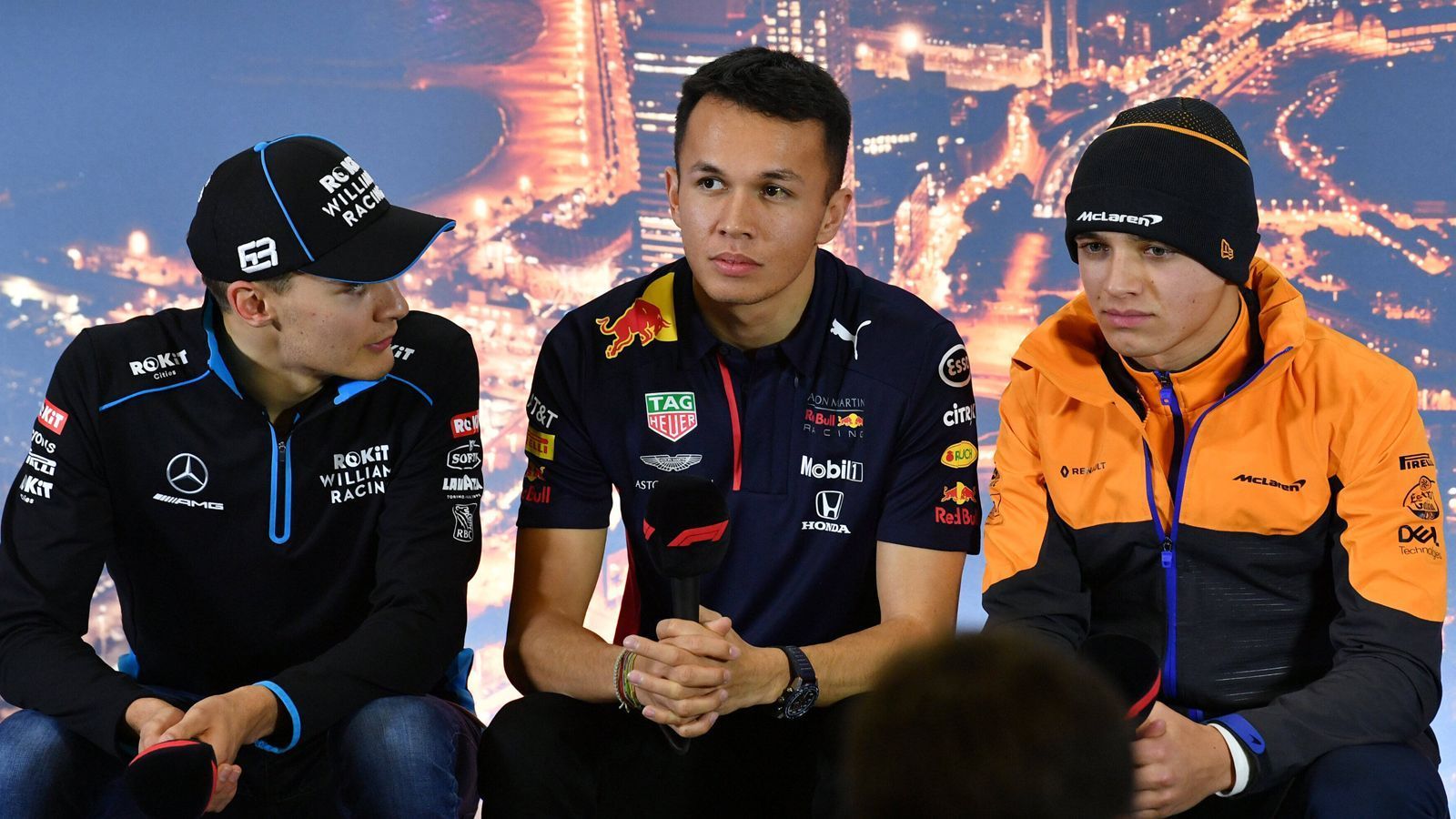 
                <strong>Das "verflixte zweite Jahr": Alexander Albon, Lando Norris und George Russell</strong><br>
                Für die neue und vor allem junge Generation geht es in ihre zweite Formel 1-Saison. Alexander Albon (m.) wurde im Laufe der vergangenen Saison von Toro Rosso zu Red Bull befördert und schnupperte in Brasilien schon an seinem ersten Podium, bis ihn Lewis Hamilton von der Strecke räumte. Der Thailänder beendete sonst jedes seiner restlichen acht Rennen für Red Bull unter den Top sechs und wird diese Leistungen in dieser Saison mindestens bestätigen wollen. Albon hatte bei den Tests in diesem Jahr genügend Zeit das Auto kennenzulernen und sollte mit dem Red Bull auch um Podestplätze kämpfen können. Seine Mitstreiter Lando Norris (r.) und George Russell (l.) werden hingegen kaum um die Vergabe der Podiumsplätze mitkämpfen können. ...
              