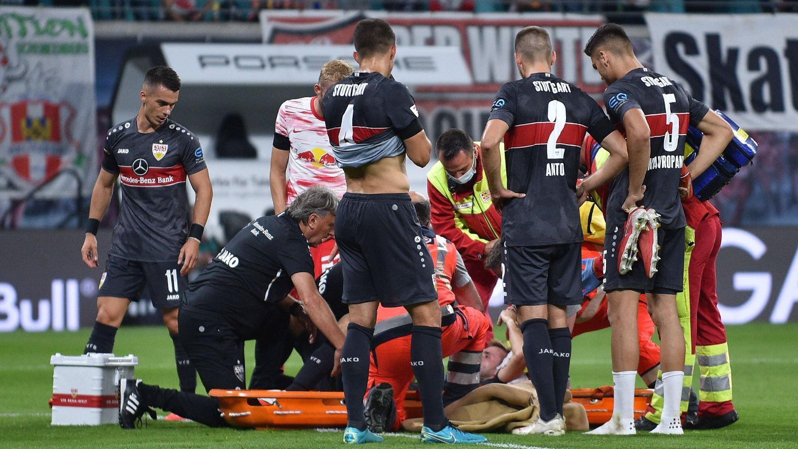 
                <strong>Verlierer: Das Lazarett des VfB Stuttgart</strong><br>
                Sehnsüchtig warteten alle Fans und Verantwortliche des VfB Stuttgart auf die Rückkehr des Top-Stürmers Sasa Kalajdzic. Nach einer Covid-19-Infektion verpasste der Österreicher den 1. Spieltag und konnte beim 0:4 gegen RB Leipzig nur eingewechselt werden. Diese Einwechslung hätte sich Pellegrino Matarazzo aber lieber erspart, denn Kalajdzic zog sich kurz vor Schluss eine Schulterluxation zu und wird in diesem Jahr kein Spiel mehr bestreiten können. Mit Atakan Karazor, Chris Führich, Mohamed Sankoh, Orel Mangala, Tanguy Coulibaly, Silas Mvumpa, Naouiro Ahamada und Lilian Egloff ist der Krankenstand des VfB bereits üppig gefüllt. Sportdirektor Sven Mislintat hat bereits Aktivitäten auf dem Transfermarkt angekündigt.
              