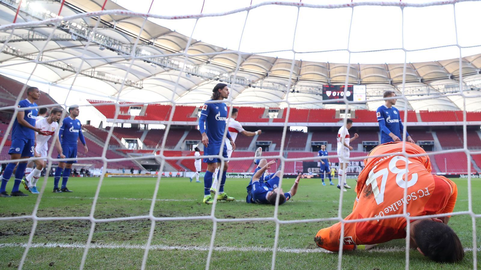 
                <strong>Einzelkritik: Die Noten der Schalke-Profis zum Spiel in Stuttgart</strong><br>
                Der nächste Nackenschlag für den FC Schalke 04 und immer wieder neue Tiefpunkte. Beim Auswärtsspiel beim VfB Stuttgart präsentieren sich die Schalker im ersten Durchgang erneut blamabel, kassieren wieder drei Gegentore nach einer Ecke und verlieren mit 1:5. Nach der Halbzeit ist ihnen dann aber wenigsten der Wille nicht abzusprechen. Die Schalke-Profis in der Einzelkritik.
              