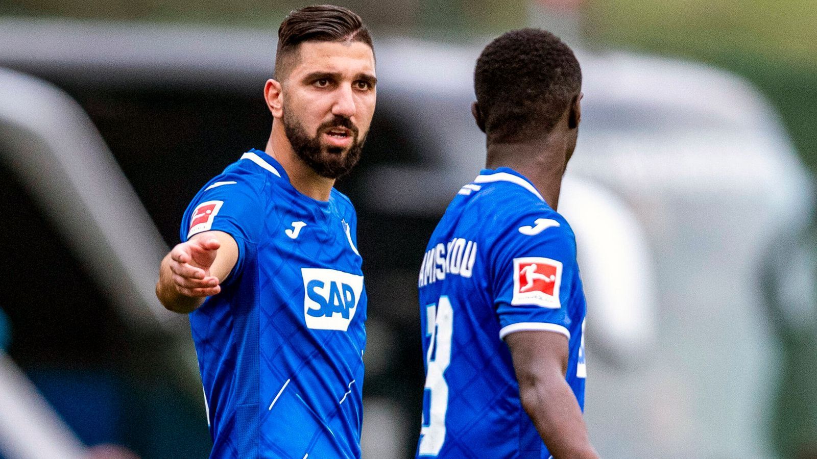 
                <strong>Munas Dabbur (1899 Hoffenheim)</strong><br>
                Die Hoffenheimer waren schon vor dem Vogt-Abgang in Richtung Bremen selbst auf dem Winter-Transfermarkt aktiv und haben Munas Dabbur (li.) vom FC Sevilla verpflichtet. Der 27 Jahre alte Stürmer soll zwölf Millionen Euro Ablöse gekostet haben und dürfte damit zusammen mit Diadie Samassekou (re.) Rekord-Einkauf der TSG-Vereinsgeschichte sein. Der Israeli Dabbur war erst im Sommer 2019 von Salzburg nach Sevilla gewechselt, doch unter Trainer Julen Lopetegui hatte der Nationalspieler kaum Einsätze. Dabburs Pech: Sein Transfer nach Spanien wurde schon Anfang 2019 besiegelt, anschließend wechselte aber die gesamte Vereinsführung in Sevilla und so hatten die neuen Verantwortlichen einfach keine Verwendung für den Angreifer. Lediglich in der Europa League durfte Dabbur im Herbst einige Male ran (sechs Spiele, drei Tore), in La Liga allerdings nur für 24 Minuten.
              