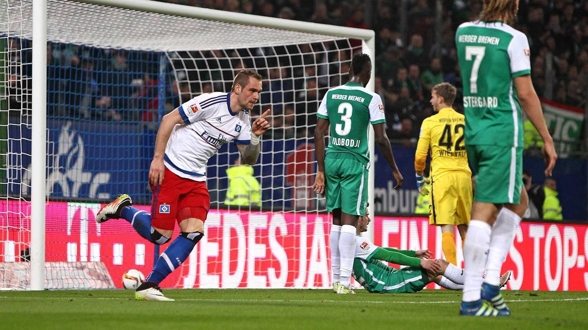 
                <strong>22. April 2016: Hamburg - Bremen 2:1 (2:0) </strong><br>
                Den 22. April 2016 werden sich viele HSV-Fans bis heute im Kalender markiert haben. Damals gelang den Hanseaten ein sehr seltenes Kunststück. Erstmals seit der Saison 1967/1968 schaffte es der HSV beide Bundesliga-Spiele in einer Saison gegen Werder zu gewinnen. Doppeltorschütze und damaliger Shooting-Star Pierre Michel Lasogga (Bild) versenkte die Bremer im Alleingang. Auch aus Tabellensicht war damals noch die Welt in Ordnung: Mit 41 Punkten schloss der HSV die Saison als Zehntplatzierter ab. 
              