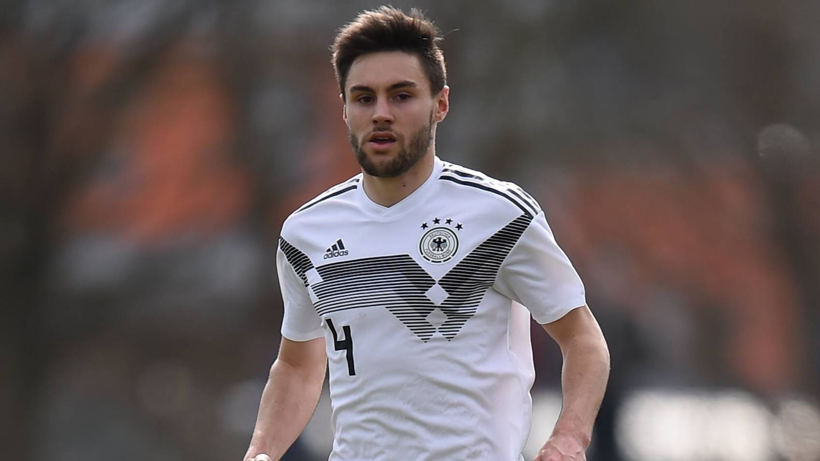 
                <strong>Tom Baack (Defensives Mittelfeld, Jahn Regensburg)</strong><br>
                Alter: 20Spiele in der U20: 4Spiele für 1. Mannschaft des Vereins: 1 (kam im Sommer vom VfL Bochum, dort 4 Profieinsätze)
              