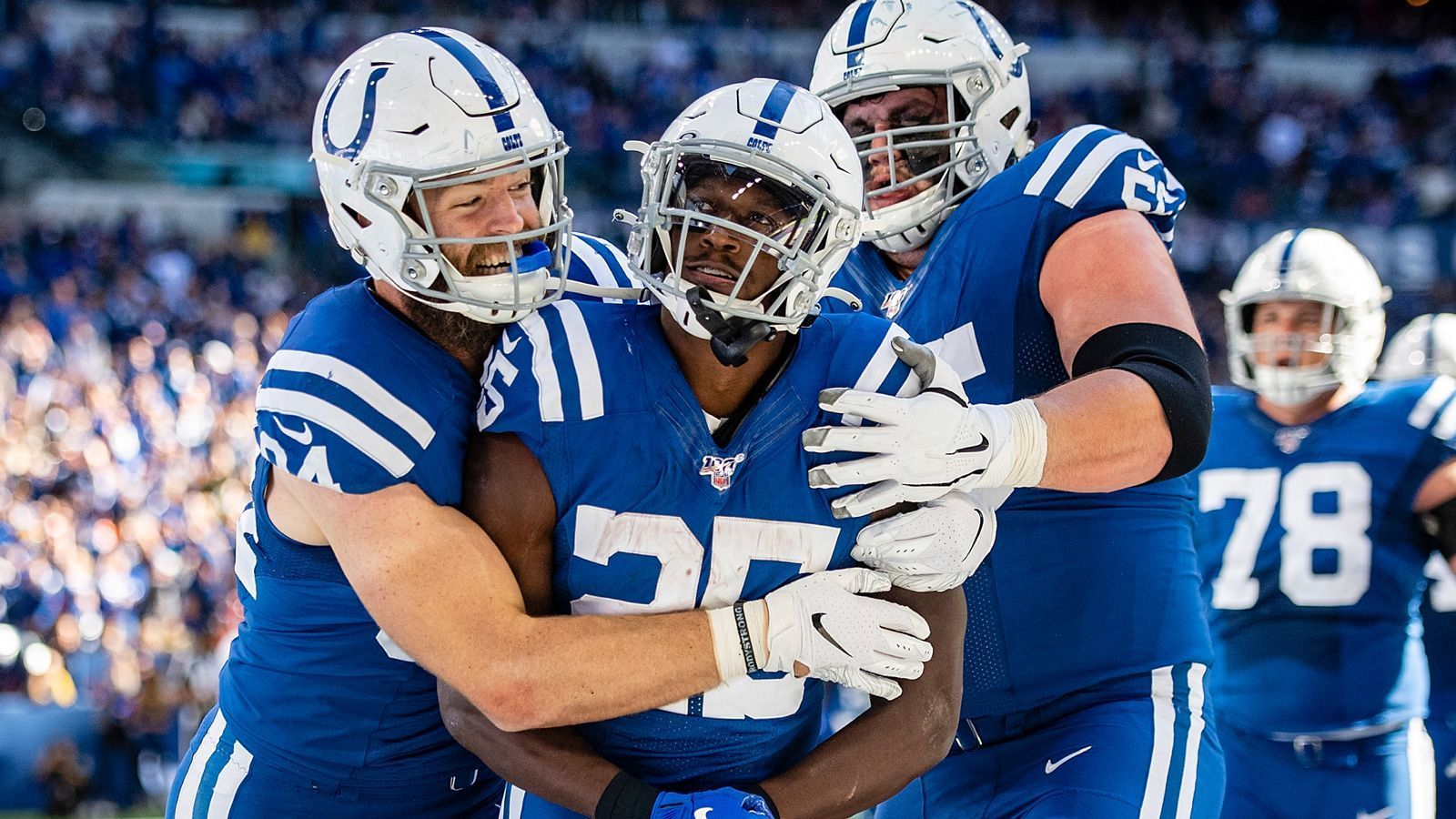 
                <strong>Platz 1: Indianapolis Colts</strong><br>
                Andrew Luck wird das für einen schlechten Scherz halten, hatte der ehemalige Heilsbringer der Indianpolis Colts jahrelang eine der schwächsten Offensive Lines der Liga. Doch seitdem Quenton Nelson 2018 gedraftet wurde, geht es für diese Einheit steil bergauf. Bei den Colts spielten im vergangenen Jahr alle Starter über 1.000 Snaps. Kontinuität ist also gegeben, was bei einer O-Line nicht zu unterschätzen ist. Angeführt von Nelson haben sich Anthony Castonzo und Braden Smith zu einem sehr guten Tackle-Duo gemausert, Ryan Kelly ist ein überdurchschnittlicher Center und Rookie Danny Pinter könnte sich schnell als Starter auf Right Guard mausern. Philip Rivers kann sich glücklich schätzen.
              