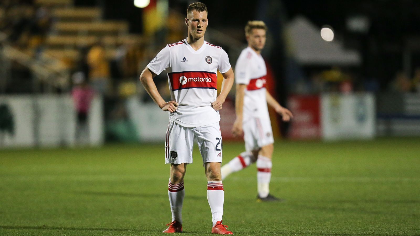 
                <strong>Fabian Herbers (Chicago Fire)</strong><br>
                Der frühere Jugendspieler von Preußen Münster wurde 2016 in der ersten Runde an Position 6 gedraftet. Der heute 26-Jährige etablierte sich gleich in der ersten Saison bei Philadelphia Union als Stammspieler. In 32 MLS-Spielen bereitete der Rechtsaußen sieben Tore vor, erzielte drei Treffer selbst. 2017 und 2018 lief es für ihn weniger rund. Zwischenzeitlich wurde er in die zweitklassige USCL abgeschoben. Seit zwei Jahren schnürt sich Herbers nun die Fußballschuhe für Chicago Fire. In 19 Spielen erzielte der Rechtsaußen drei Tore und legte ein Mal vor. Er genießt bei Fans des Podcasts "Gemischtes Hack" Kultstatus als "Fußballgott".
              