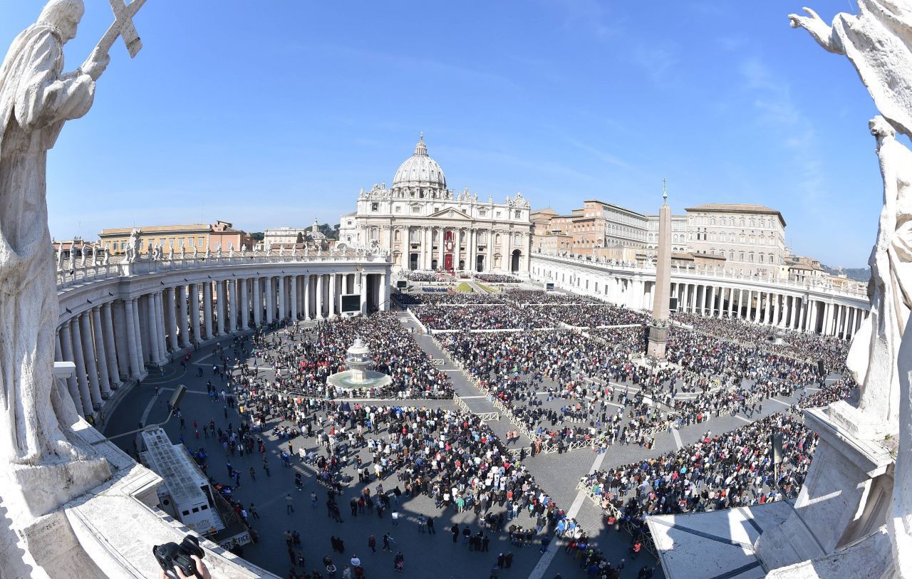 Ostern ist das wichtigste Fest im Christentum. Gläubige feiern die Auferstehung Jesu. Der Papst feiert am Petersdom die Ostermesse, viele Gläubige reisen dazu in den Vatikan.