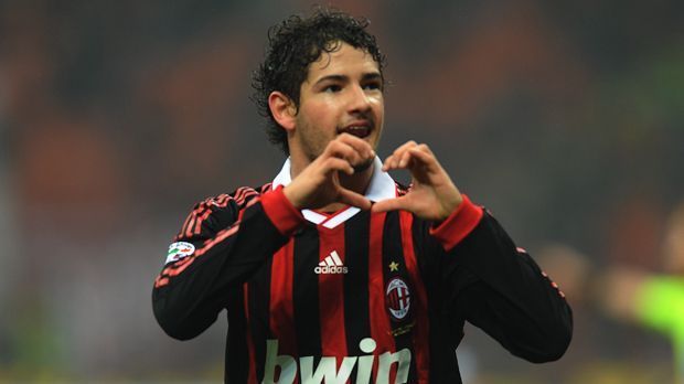 
                <strong>Alexandre Pato (2009)</strong><br>
                2009: Alexandre Pato. Der Mittelstürmer hat den ganz großen Sprung noch nicht geschafft. Zwar spielte der Brasilianer mehr als fünf Jahre beim AC Mailand, ist seit 2013 aber wieder in seinem Heimatland aktiv. In der laufenden Saison könnte der 26-Jährige allerdings wieder den Weg in die europäischen Top-Ligen finden. Angeblich haben unter anderem der FC Barcelona, Schalke 04 und der FC Liverpool ein Auge auf ihn geworfen.
              