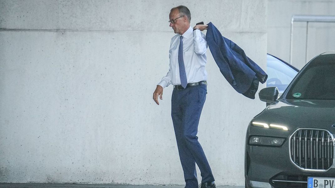 CDU-Politiker Friedrich Merz (Bild) auf dem Weg zu Gesprächen mit Kanzler Olaf Scholz.