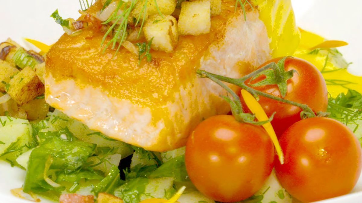 Herzhaftes Lachsfilet mit Safran Ajoli, Kartoffel – Gurken Salat Fitness Drink