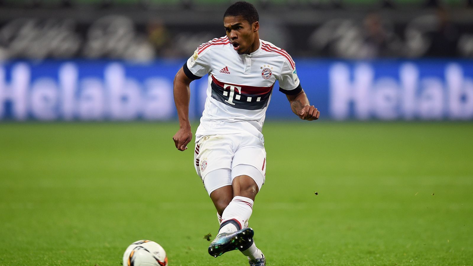 
                <strong>Douglas Costa (vier Tore, 14 Vorlagen in der Saison 2015/16 für den FC Bayern München)</strong><br>
                Rund 30 Millionen Euro soll der FC Bayern im Sommer 2015 an Schachtjor Donetsk überwiesen haben, um den Brasilianer Douglas Costa zu verpflichten. Der Flügelflitzer schlug auf Anhieb so gut ein, dass ihn viele Fans und Fachleute langfristig sogar als Nachfolger für Arjen Robben bzw. Franck Ribery sahen. In seiner ersten Spielzeit in der Bundesliga trug Costa vier Treffer und 14 Vorlagen bei - es blieb ein One-Season-Wonder. Im zweiten Bundesliga-Jahr traf der Flügelflitzer zwar erneut vier Mal, doch seine Assists gingen deutlich zurück und Nationalspieler Costa fand sich immer öfter auf der Bank wieder. Zumindest finanziell konnten die Bayern mit Costa dennoch einen Gewinn verzeichnen. Der aktuelle Juve-Profi wechselte zunächst für kolportierte sechs Millionen Euro Leihgebühr nach Turin und wurde 2018 für 40 Millionen Euro an die "Alte Dame" verkauft. Kurios: Auch in der Serie A spielte Costa eine starke erste Saison mit vier Toren und zwölf Vorlagen, baute danach aber ebenfalls ab. 
              
