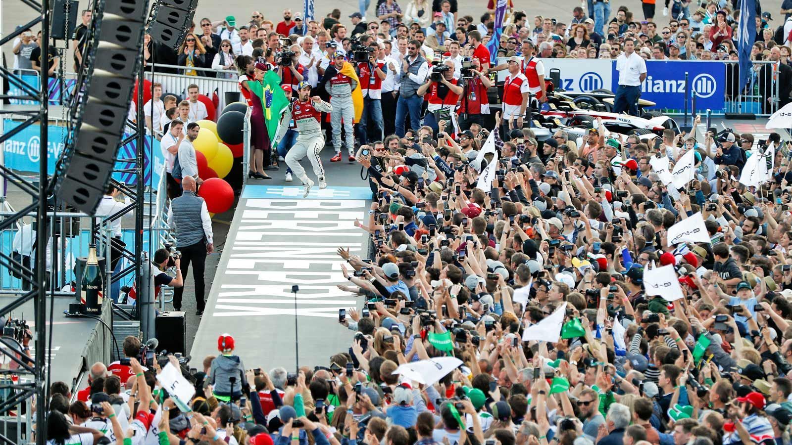 
                <strong>Es darf wieder gefeiert werden</strong><br>
                Aber ganz egal, wer am Ende die Nase vorne hat, sicher ist: Es wird wieder gefeiert! Und das vor allem bei der Siegerehrung, denn hier kommen die Motorsport-Fans ihren Idolen besonders Nahe.
              