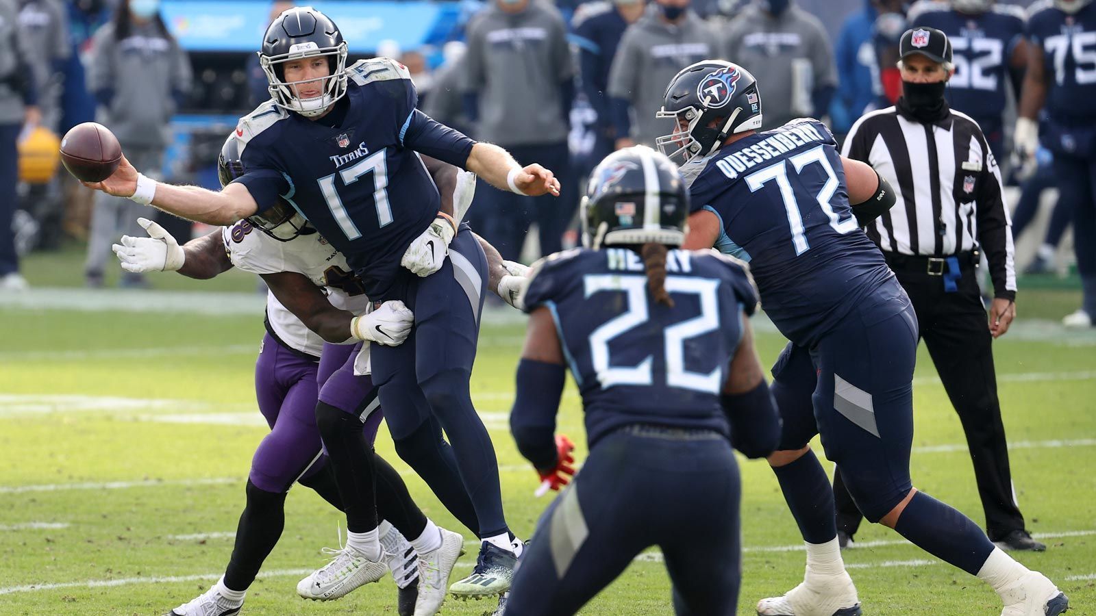 
                <strong>Platz 14 - Tennessee Titans</strong><br>
                Cornerback Caleb Farley (22) ist aus Sicht der Titans ein kalkuliertes Risiko: Einerseits füllt der junge Passverteidiger eine wichtige Lücke, andererseits geben die Rückenverletzungen Anlass zur Sorge. Mit Tackle Dillon Radunz konnte in der zweiten Runde ein adäquater Ersatz für Isaiah Wilson verpflichtet werden, zudem gelang Tennessee mit Washington-Cornerback Elijah Molden einer der Steals des Drafts. Auch in diesem Jahr sollten die Titans um Ryan Tannehill und Derrick Henry wieder zum erweiterten Kreis der Favoriten zählen.
              