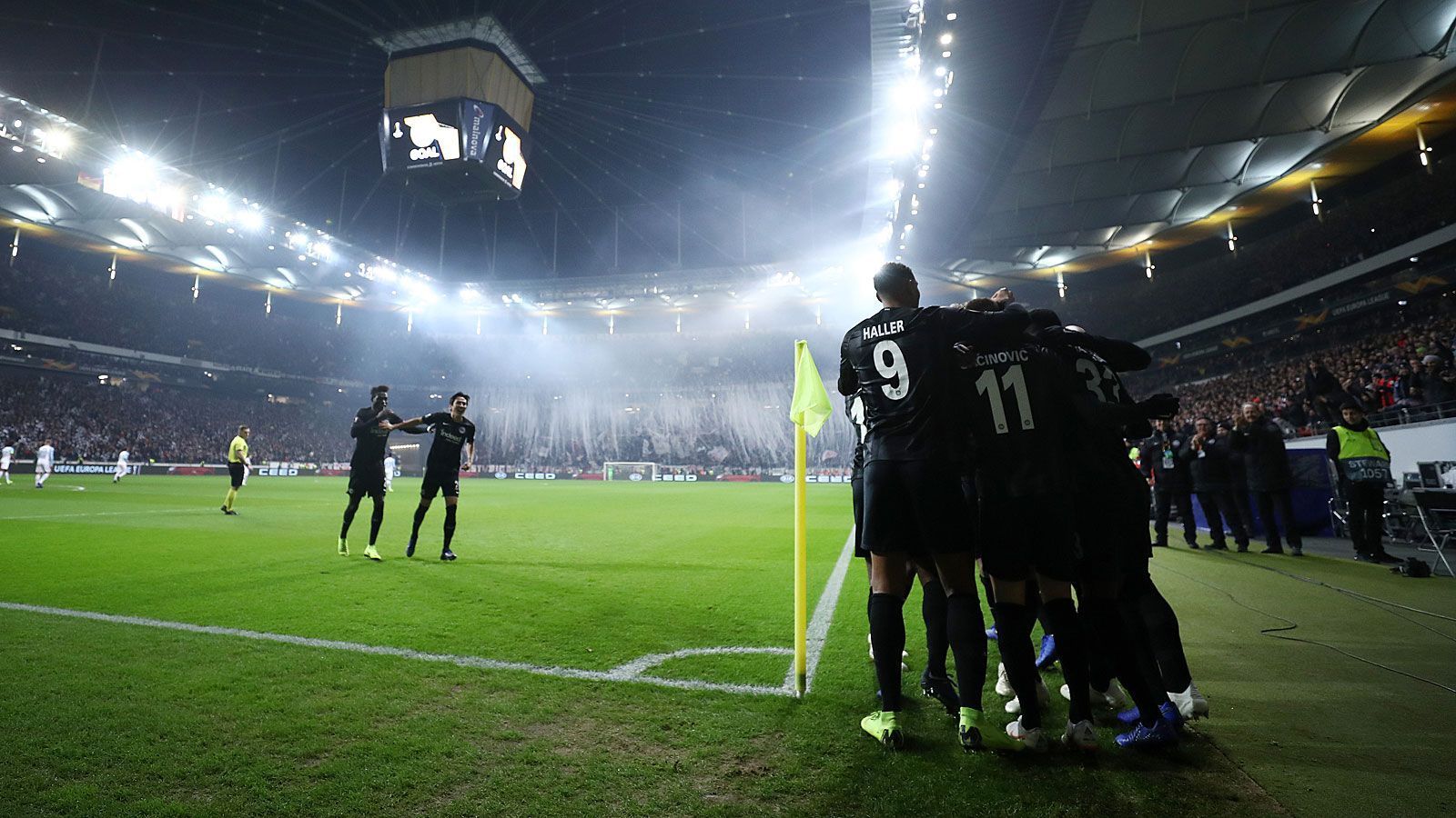 
                <strong>Eintracht Frankfurt nimmt Europa League ernst</strong><br>
                Während viele Klubs vor allem angesichts der vielen Sonntagsspiele in der Bundesliga über die ungeliebte Doppelbelastung mit der Europa League jammern, nehmen die Frankfurter den Schwung aus dem einen Wettbewerb einfach mit in den anderen. So gelang es der Eintracht als erstem deutschen Verein in der EL-Historie, alle sechs Gruppenspiele zu gewinnen. Wie sehr die Spieler für den Europacup brennen, wird durch die Zahl 23 verdeutlicht. So viele Treffer erzielte die Mannschaft in den bisherigen acht Partien - also fast drei pro Spiel.
              