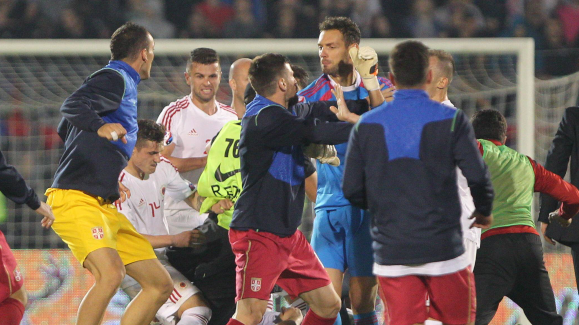 
                <strong>Albanien vs. Serbien EM-Qualifikation 2014</strong><br>
                Als in der 42. Minute im EM-Qualifikationsspiel zwischen Serbien und Albanien per Drohne eine großalbanische Flagge ins Stadion gelangte, eskalierte die Situation in Belgrad. Die Partie wurde kurz vor der Pause beim Stand von 0:0 zunächst nur unterbrochen. Der ehemalige Freiburger Stefan Mitrovic riss die Fahne an sich, woraufhin albanische Spieler auf ihn losgingen. Einige Zuschauer stürmten zudem den Innenraum und attackierten die Albaner, die sich Richtung Kabine retten wollten. Das Spiel wurde nicht wieder angepfiffen. Nach einem Urteil das CAS wurde die Partie mit 3:0 für Albanien gewertet. 
              