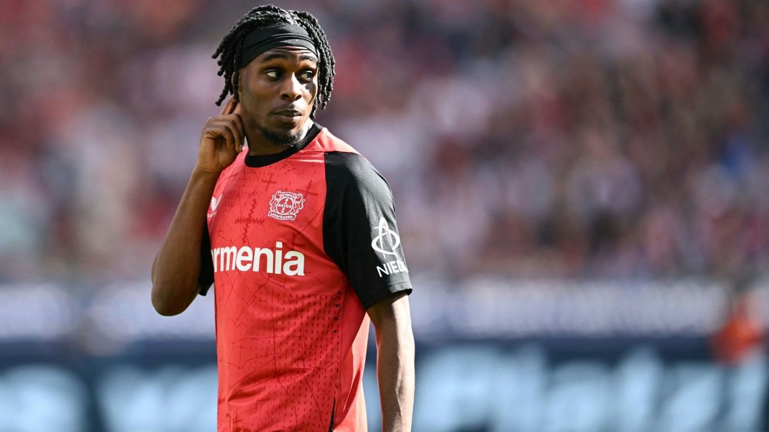 <strong>Jeremie Frimpong (Bayer Leverkusen)</strong><br> Laut dem „Kicker“ steht Jeremie Frimpong „unmittelbar“ vor einem Wechsel zum englischen Meister FC Liverpool. Demnach wollen die Reds den rechten Schienenspieler als Ersatz für den zu Real Madrid wechselnden Trent Alexander-Arnold begründen. Die festgeschriebene Ablöse soll bei 40 Millionen Euro liegen. Frimpong steht seit Januar 2021 beim Werksklub unter Vertrag und kommt in 190 Pflichtspielen für Bayer auf 30 Tore.