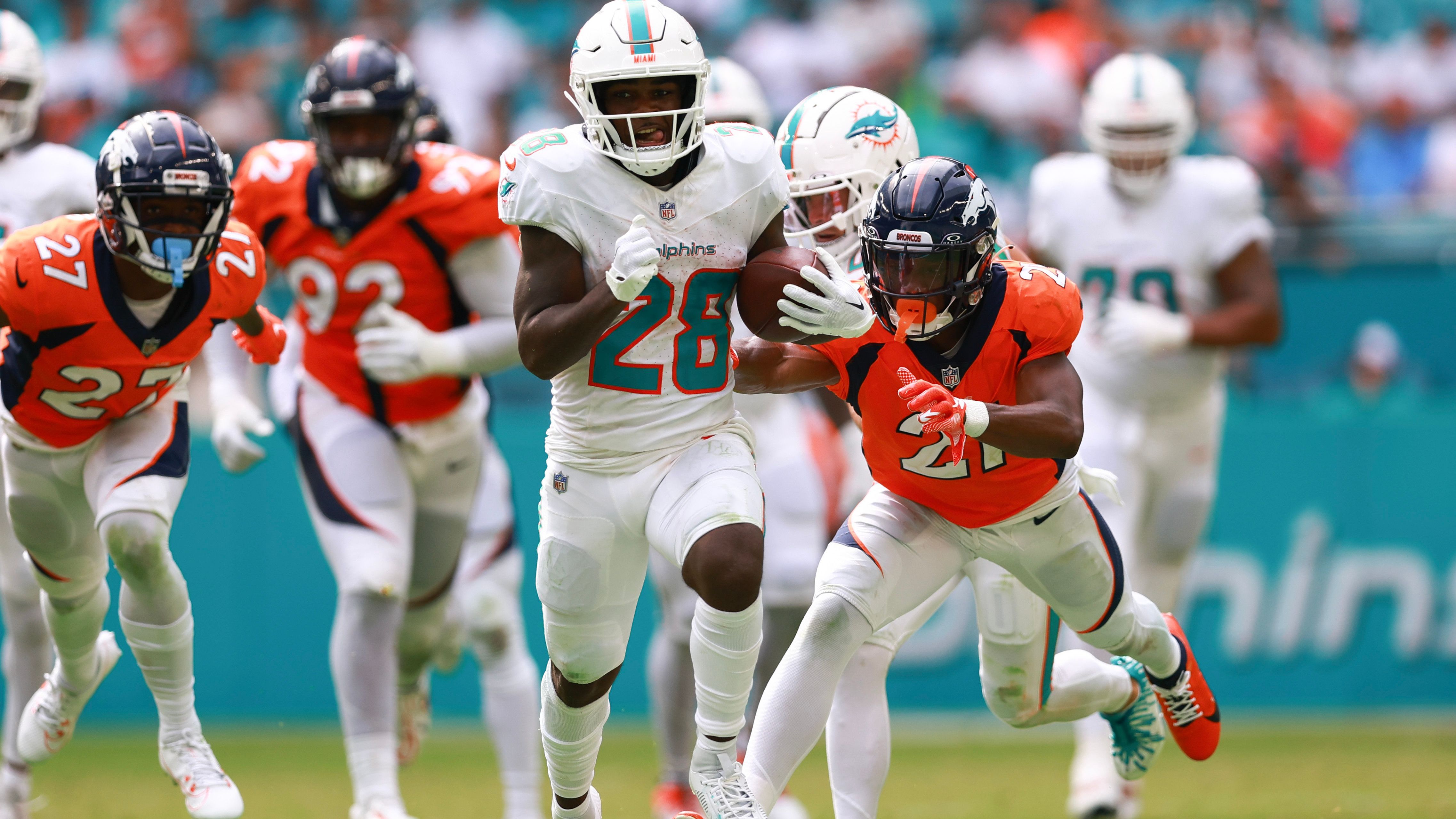 <strong>Platz 8 (geteilt): De’Von Achane (Miami Dolphins, RB) mit 34,60 km/h</strong><br>Week 3 gegen die Denver Broncos bei einem 3-Yards-Rush – 23-Yards-Rushing-Touchdown wurde wegen Offensive Holding zurückgenommen (1st &amp; 10 an der gegnerischen 23-Yards-Markierung)