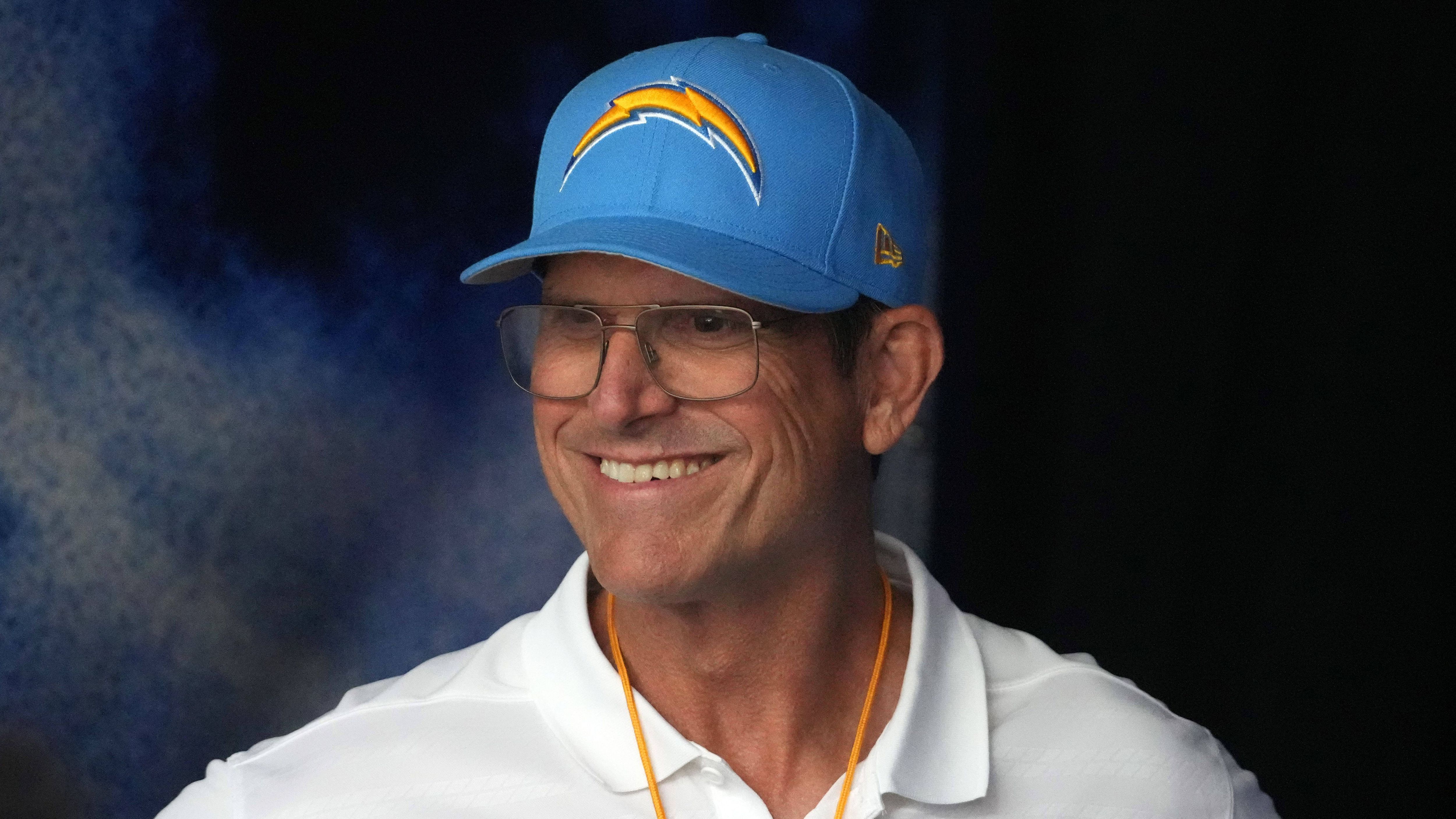 <strong>Jim Harbaugh (Los Angeles Chargers; Head Coach)</strong><br>Zehn Jahre nach seinem Abschied von den San Francisco 49ers kehrt Jim Harbaugh in die NFL zurück - und übernimmt mit den Chargers ein Team, das seit Jahren an den eigenen Erwartungen scheitert. Mit seiner Führungsstärke und seiner Vita - er stand einst im Super Bowl und kommt als amtierender College-Champion - soll er die Chargers voranbringen. Aber gelingt das bereits im ersten Jahr?