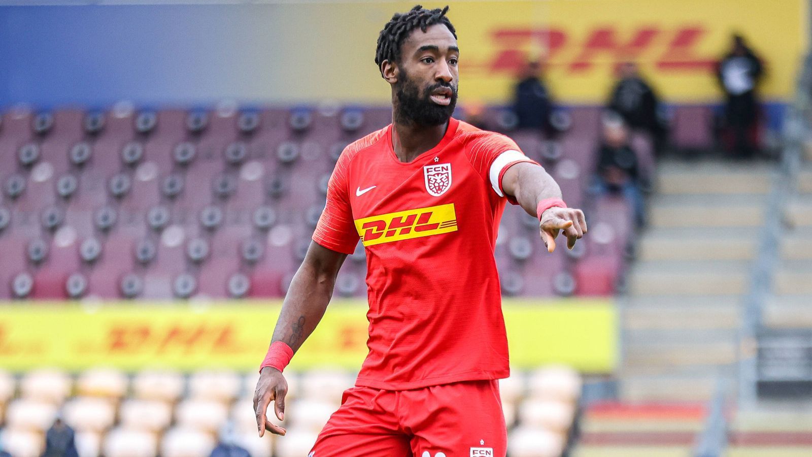 
                <strong>Johan Djourou (zuletzt FC Nordsjaelland)</strong><br>
                Ebenfalls aus der Bundesliga dürfte vielen Fans (vor allem des HSV) noch der Schweizer Johan Djourou ein Begriff sein. Der 34 Jahre alte Innenverteidiger, der von 2013 bis 2017 bei den Hanseaten unter Vertrag stand, spielte zuletzt in Dänemark beim FC Nordsjaelland und hätte eigentlich noch über den Sommer 2021 hinaus bei seinem Klub einen Vertrag gehabt. Dennoch entschied sich das einstige Arsenal-Talent nach 17 Jahren dafür, die Fußballschuhe vorzeitig an den Nagel zu hängen. Für den HSV bestritt der 1,92 Meter große Ex-Verteidiger 104 Pflichtspiele, Djourou war zudem bereits vor seiner Ära in Hamburg für Hannover 96 aktiv. Insgesamt spielte Djourou in sechs unterschiedlichen Ländern. 
              