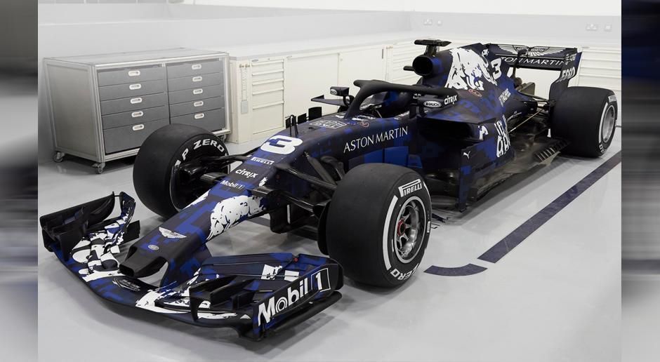 
                <strong>Red Bull Racing</strong><br>
                Als erstes der Top-Teams lüftet Red Bull das Geheimnis um den neuen Aston Martin-Red Bull Racing-TAG Heuer RB14 - zumindest so halb. Während schon so einige Neuerungen am Auto erkennbar sind, bleibt das Design noch ein Rätsel. Erstmal präsentieren die Bullen ein Show-Design in Schwarz, Weiß/Silber und Blau. Ob der Look auch bei den Rennwochenenden zum Einsatz kommt, ist noch nicht bekannt. Bei den Fans kommt der Look sehr gut an, auch bei Max Verstappen: "Ich liebe das neue Aussehen!"
              