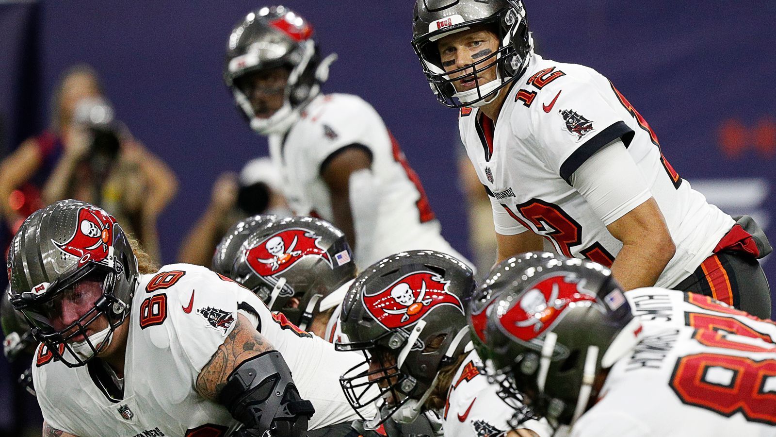 
                <strong>Tampa Bay Buccaneers - Wie hungrig ist das Team noch? </strong><br>
                Die Tampa Bay Buccaneers haben es allen gezeigt. Tom Brady, Rob Gronkowski, Head Coach Bruce Arians, Antonio Brown und Leonard Fournette haben den Zweiflern bewiesen, dass ihre Zeit längst nicht abgelaufen ist und noch eine Menge Top-Football in ihnen steckt. Jetzt ist der Titel gewonnen, der Kader komplett beisammen geblieben und es erscheint nur logisch, dass die Bucs erneut ganz oben mitspielen werden. Aber ist das Team genauso hungrig wie letztes Jahr?  Bei Brady und Gronk muss man die Frage nicht mehr stellen, aber wie sieht es mit der jungen Defense, AB und Fournette aus? Das große Ziel ist erreicht, was kommt jetzt? Ohne neue Einflüsse von außen müssen sich die Stars gegenseitig heiß machen. 
              