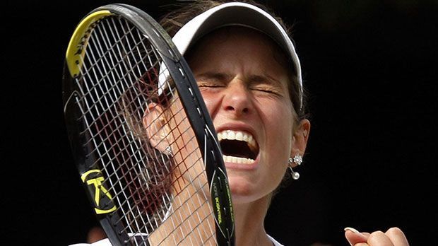 
                <strong>Schrei vor Glück</strong><br>
                Zum ersten Mal hat die Norddeutsche auf internationaler Bühne beim Wimbledon-Turnier 2008 auf sich aufmerksam gemacht. In ihrem Erstrundenmatch hat sie die favorisierte Katarina Srebotnik in drei Stunden und 40 Minuten niedergerungen.
              
