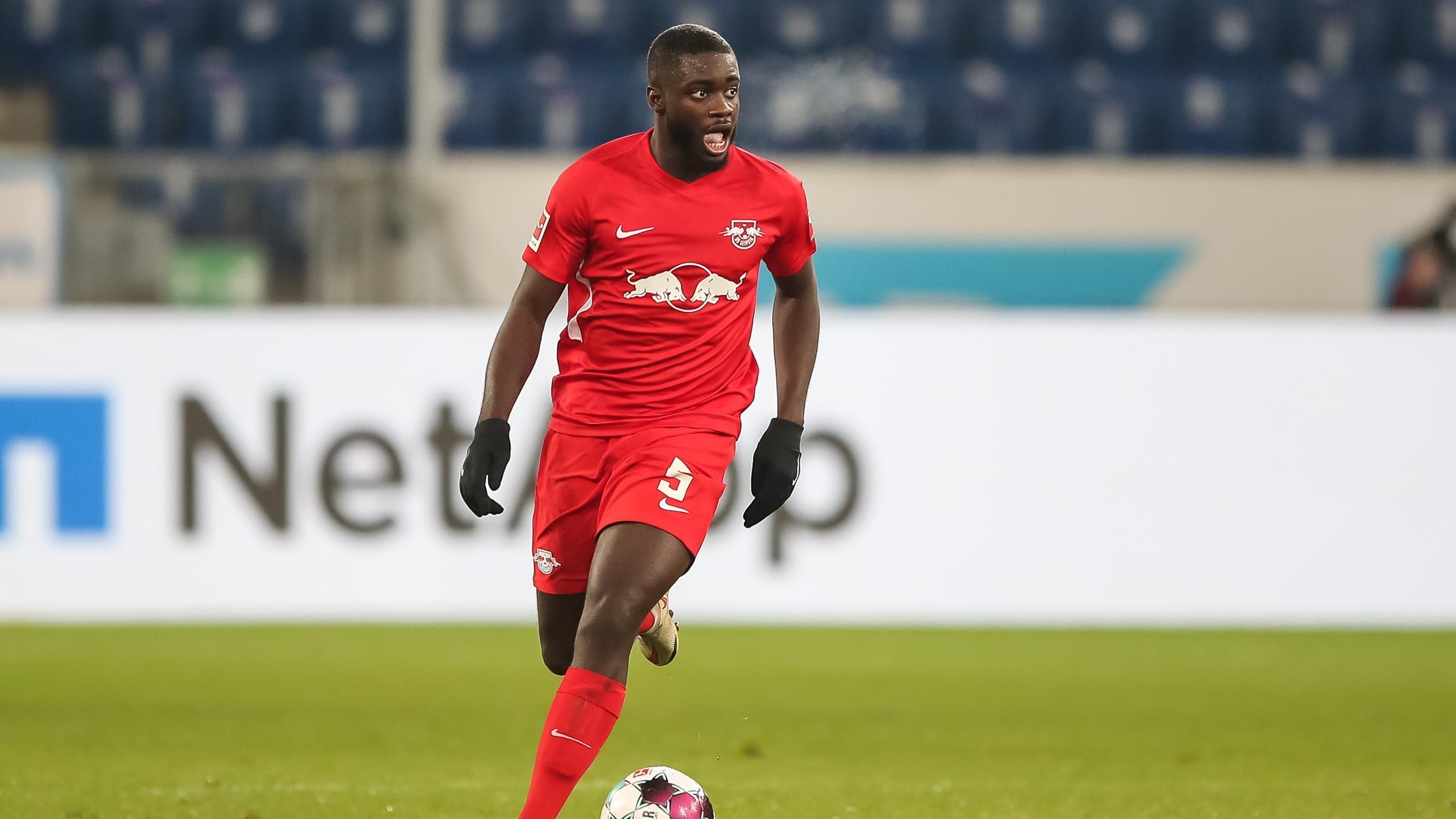 
                <strong>Dayot Upamecano (RB Leipzig)</strong><br>
                Der Wechsel von Dayot Upamecano von RB Leipzig zum FC Bayern ist in trockenen Tüchern: "Das kann ich bestätigen, und darüber freuen wir uns beim FC Bayern sehr", sagte Bayern-Sportvorstand Hasan Salihamidzic gegenüber der "Bild": "Wir haben über viele Monate sehr gute, intensive und professionelle Gespräche mit Dayot und seinem Berater Volker Struth geführt. Wir wussten, dass wir sehr starke Konkurrenz hatten", gab "Brazzo" weiter bekannt. Neben den Münchnern bemühten sich auch mehrere Vereine aus der Premier League um den Innenverteidiger. Auch die Vertragslaufzeit des Franzosen ist bekannt: "Dayot Upamecano wird die kommenden fünf Jahren für den FC Bayern spielen", bestätigte Salihamidzic. Die Münchner ziehen die im Vertrag von Upamecano verankerte Ausstiegsklausel von 42,5 Millionen Euro. 
              