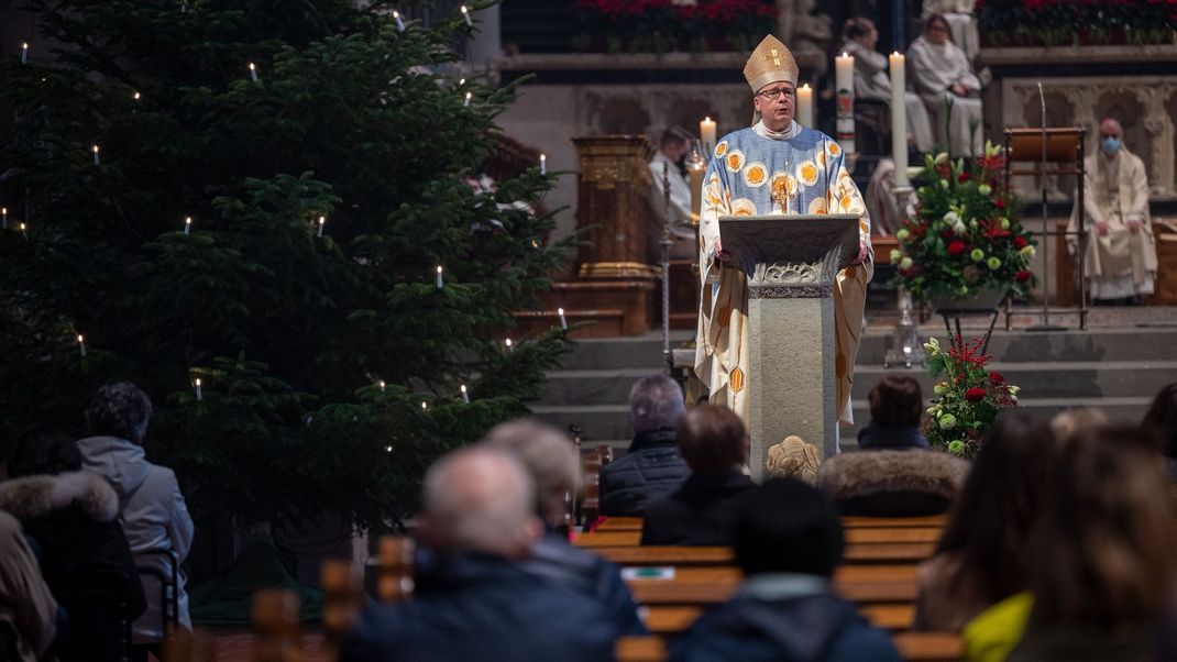 Ackermann hält seine Weihnachtspredigt.