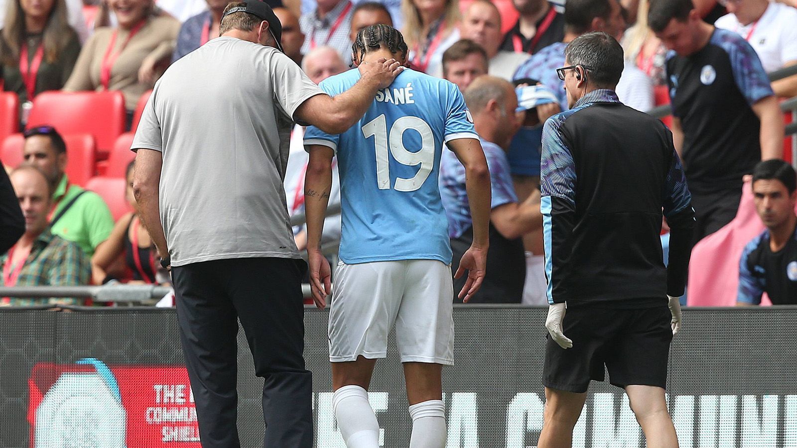 
                <strong>Leroy Sane gegen Liverpool</strong><br>
                Zuerst humpelte Sane vorbei an der Liverpoo-Bank, wo ihn Jürgen Klopp noch in den Arm nahm und ihm aufmunterte Worte mit auf den Weg gab.
              