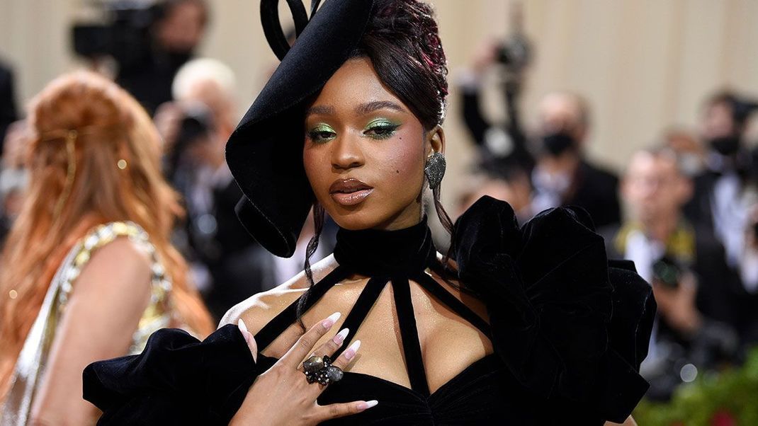 Sie trägt die heißeste Trendfarbe diesen Sommer: Grüner Lidschatten – Normani glänzt auf dem Roten Teppich der MET Gala 2022 in NYC.