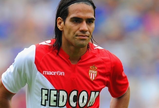 
                <strong>Mittelstürmer: Radamel Falcao</strong><br>
                Ein weiterer "Neuer" könnte ebenfalls aus Monaco kommen. Radamel Falcao soll trotz des James-Deals weiter auf der Real-Liste stehen. Und was die Spanier wollen, bekommen sie in der Regel. Der Mittelstürmer-Posten wäre somit vergeben.
              