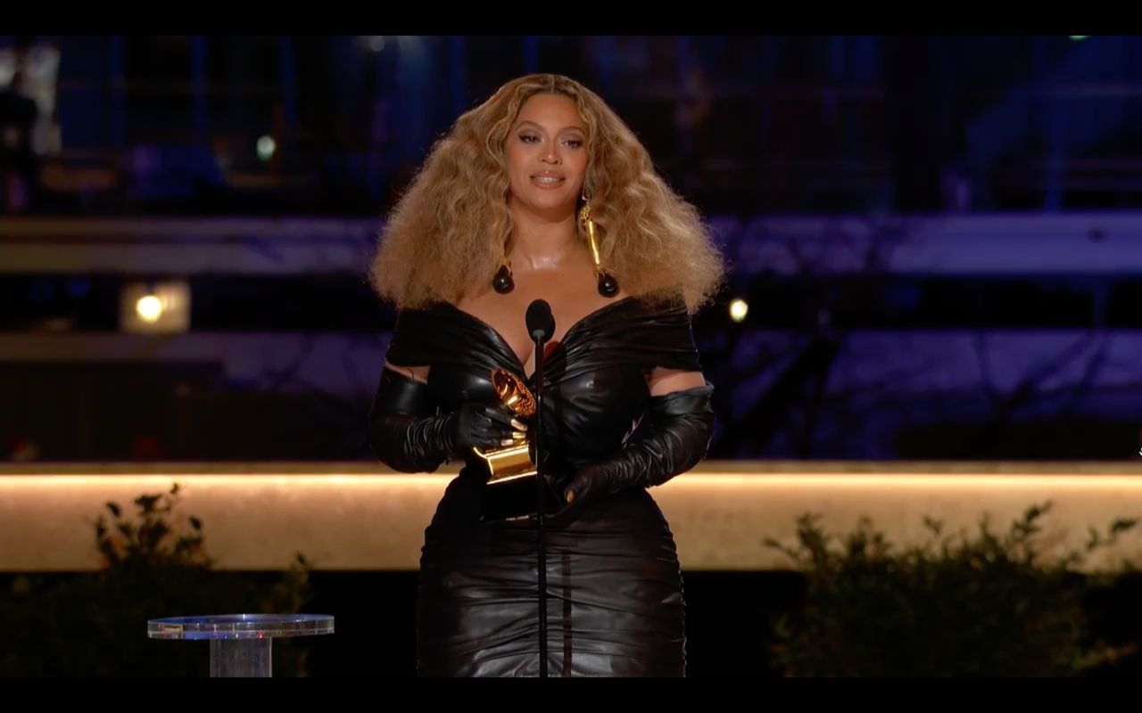 Die meisten Grammys für eine Frau: Der berühmte amerikanische Musikpreis wurde an keine Sängerin öfter verliehen als an Beyoncé Knowles. Seit 2021 besitzt sie 28! Außerdem war sie der erste Act, der mit den ersten sechs Studioalben in den USA Platz 1 belegte.