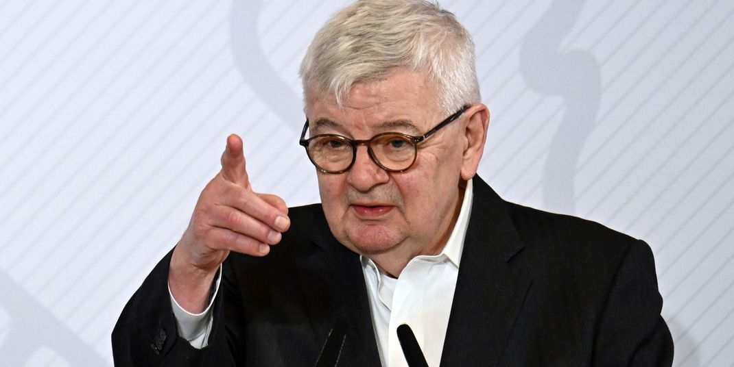 Joschka Fischer (Bündnis 90/Die Grünen), ehemaliger Bundesaußenminister, kritisiert Donald Trump scharf.