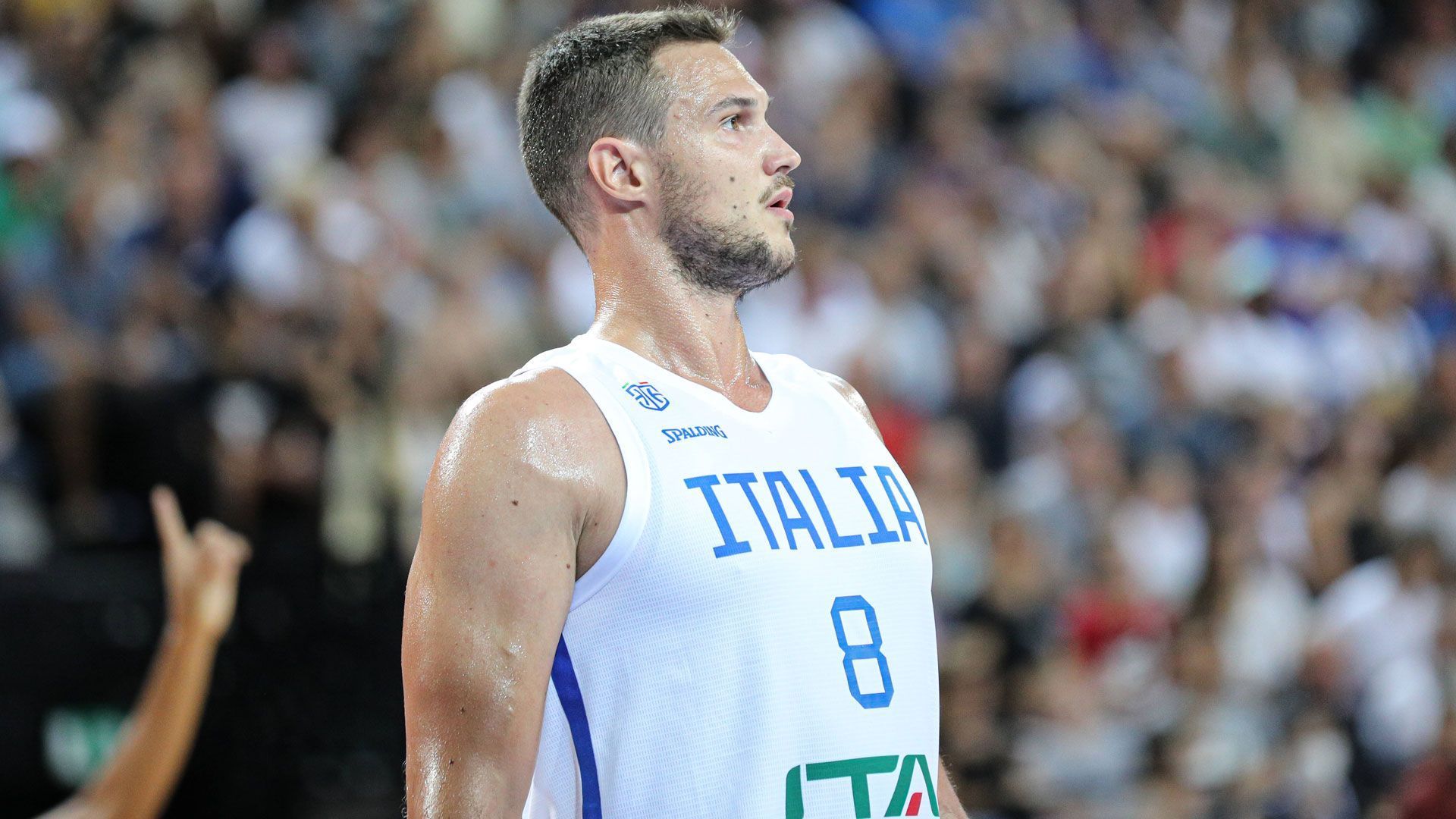 
                <strong>Danilo Gallinari (Forward, Italien / Boston Celtics)</strong><br>
                2008 wählten die New York Knicks Danilo Gallinari bereits an Position sechs im Draft aus. Seither spielt er eine gute, wenn auch nicht herausragende Rolle in der NBA. 2021 hatte der Italiener allerdings an der Seite von Superstar Trae Young maßgeblichen Anteil am Einzug der Atlanta Falcons in die Eastern Conference Finals, erstmals seit 2015 und überhaupt erst zum dritten Mal in der Geschichte der Hawks. Im Juli unterschrieb der 34-Jährige für zwei Jahre in Boston. Mit den Celtics gehört Gallinari in der kommenden Saison zu den heißen Anwärtern auf den Titel. 
              