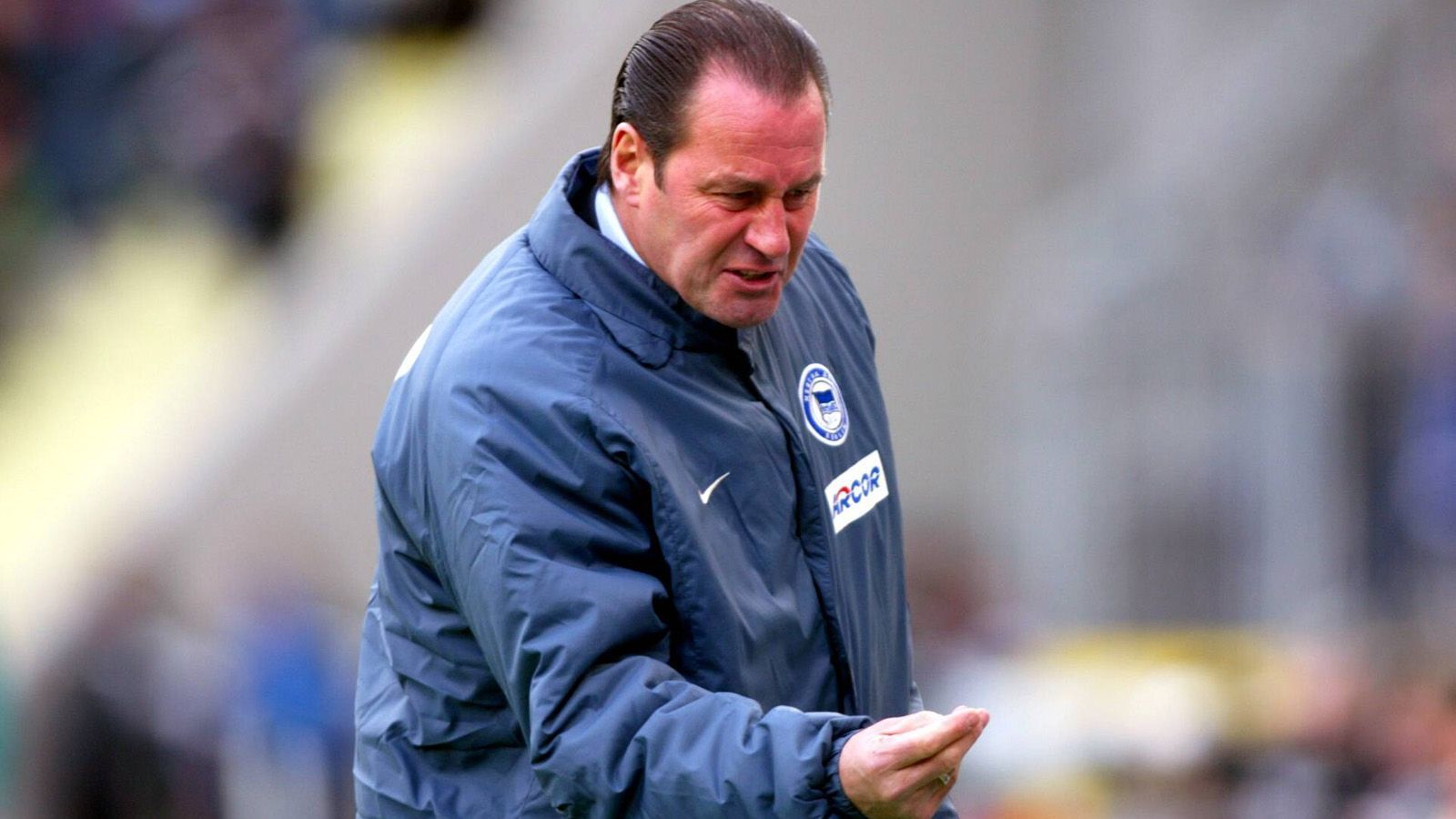 
                <strong>Huub Stevens</strong><br>
                Kurioserweise erhielte Huub Stevens am gleichen Spieltag wie Matthias Sammer eine sogar noch höhere Strafe. Der damalige Trainer von Hertha BSC musste in einem Meisterschaftsspiel  beim FC Bayern (0:2) wegen grob sportwidrigen Verhaltens gegenüber Schiedsrichter Jürgen Jansen auf die Tribüne. Der Niederländer beklatschte den Unparteiischen sogar noch. Das zog einerseits einen Innenraumsperre für das nächste Bundesligaspiel nach sich, das DFB-Sportgericht verurteilte ihn zudem zu einer Strafe über 10.000 Euro. 
              