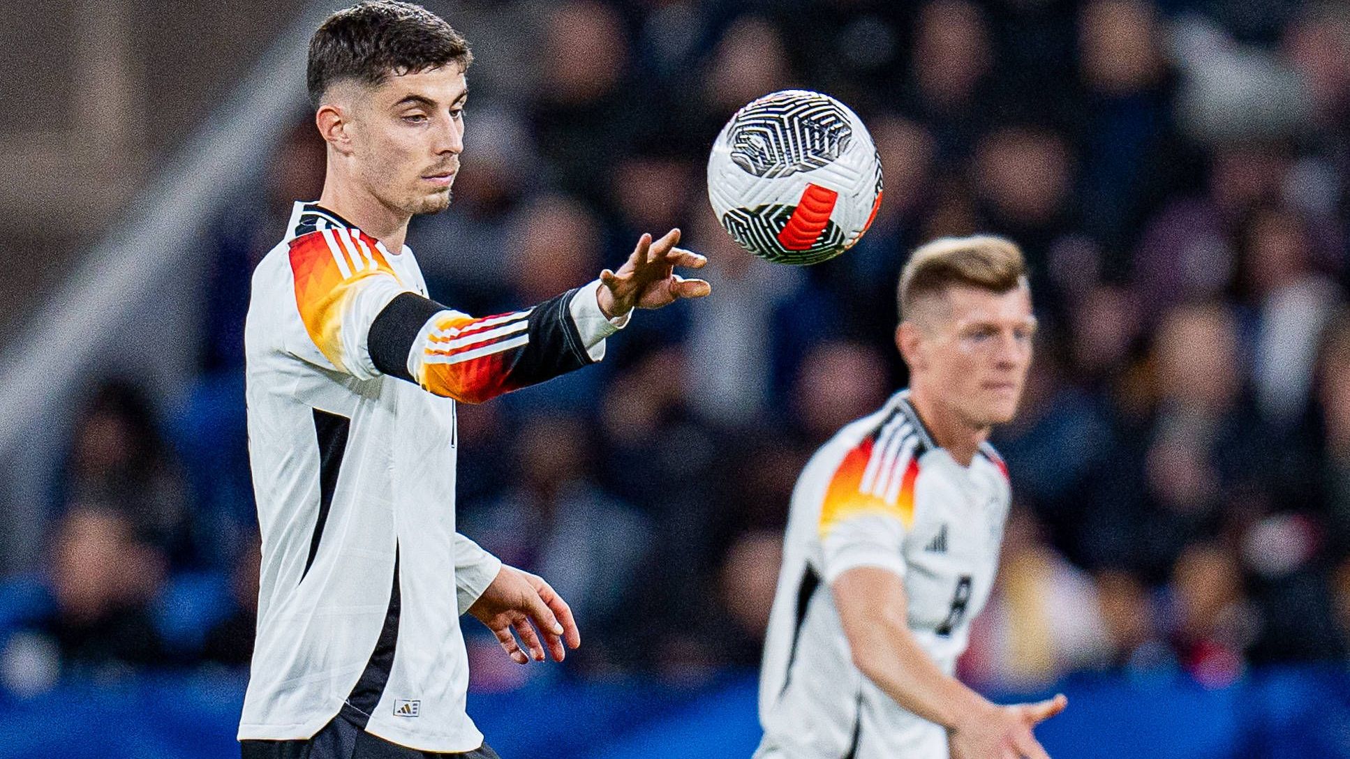 <strong>Kai Havertz</strong><br>Erster gefährlicher Abschluss kurz nach Wiederanpfiff, den er leicht verzieht. Zwei Minuten später ist er dann zur Stelle und erzielt aus kurzer Distanz sein 15. Länderspieltor. Immer anspielbar und guter Fixpunkt im deutschen Angriff. Macht die Bälle fest, wenn es nötig ist. Dürfte sich in der ersten Elf festgespielt haben. <em><strong>ran</strong></em>-Note: 2