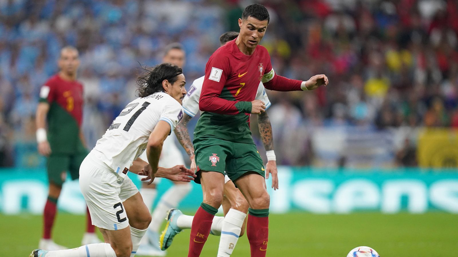 
                <strong>Cristiano Ronaldo gegen Uruguay: Sperenzchen, Flitzer, Achtelfinale!</strong><br>
                CR7 war gut aufgelegt, in der Anfangsphase oft am Ball, dazu streute er immer mal einen kleinen Trick ein. Er war zunächst ein wichtiger Faktor im Offensivspiel.
              