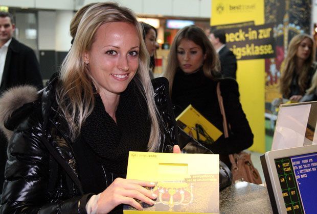 
                <strong>Simone Dettendorfer</strong><br>
                Simone ist die Lebensgefährtin von BVB-Dauerläufer Sven Bender
              