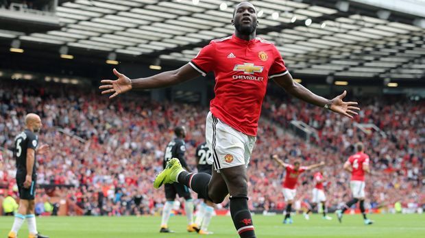 
                <strong>Romelu Lukaku (Manchester United)</strong><br>
                Für Romelu Lukaku lief es schon am ersten Spieltag der Premier League blendend. Der neue Torjäger von Manchester United stellte sich den Fans im Old Trafford, Theater der Träume genannt, mit einem Doppelpack gegen West Ham United vor. Am Ende siegte der englische Rekordmeister auch dank des über 80 Millionen Euro teuren Belgiers mit 4:0. Bereits im europäischen Supercup, den die "Red Devils" mit 1:2 gegen Real Madrid verloren, war der 24-Jährige als Torschütze erfolgreich.
              