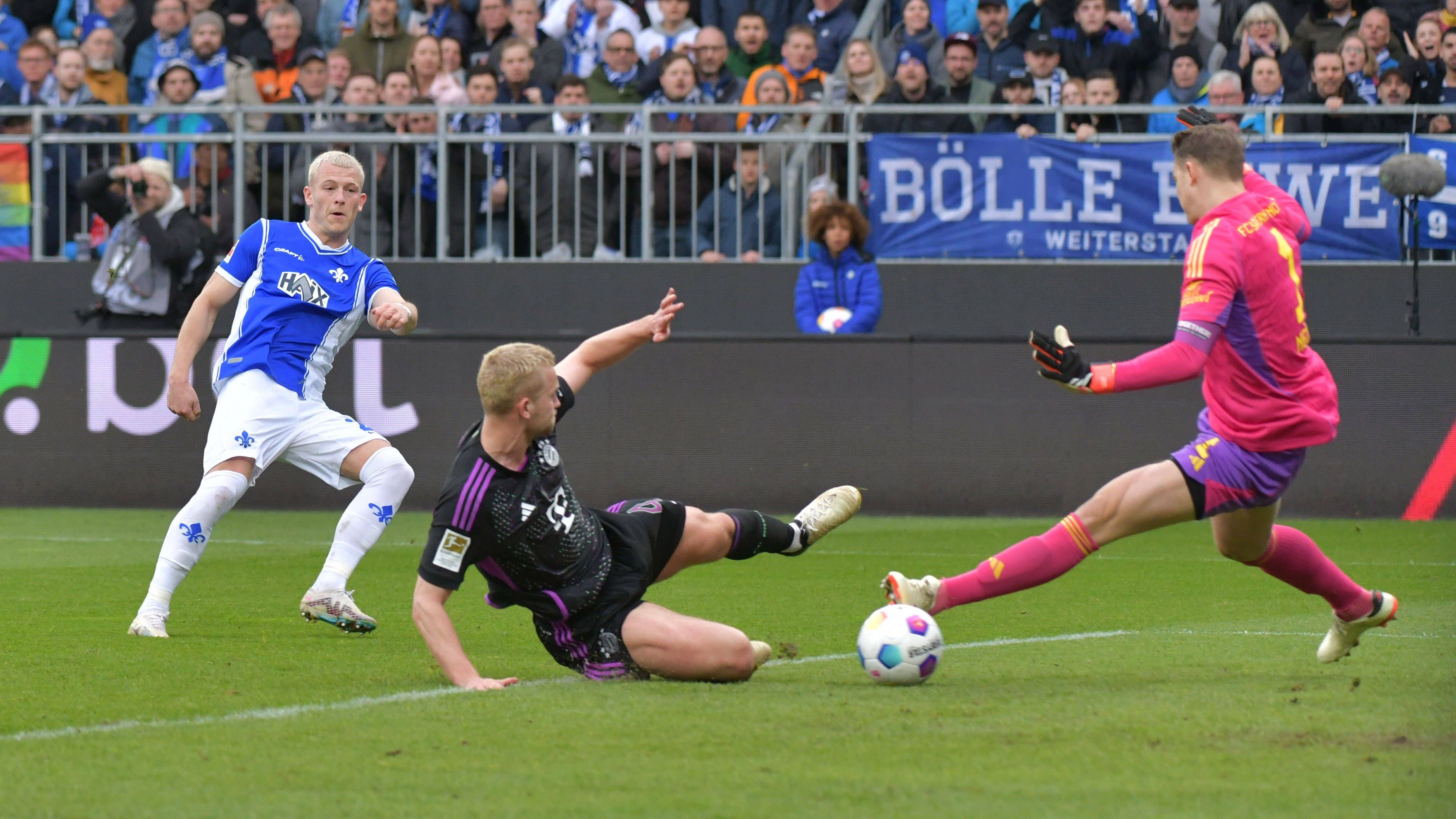 <strong>Matthijs de Ligt</strong><br>Beim 0:1 kann er nur wenig ausrichten, weil zwei Gegenspieler auf ihn zugestürmt kommen und ihn ausspielen. Ansonsten bleibt er größtenteils fehlerfrei. <strong><em>ran</em>-Note: 3</strong>