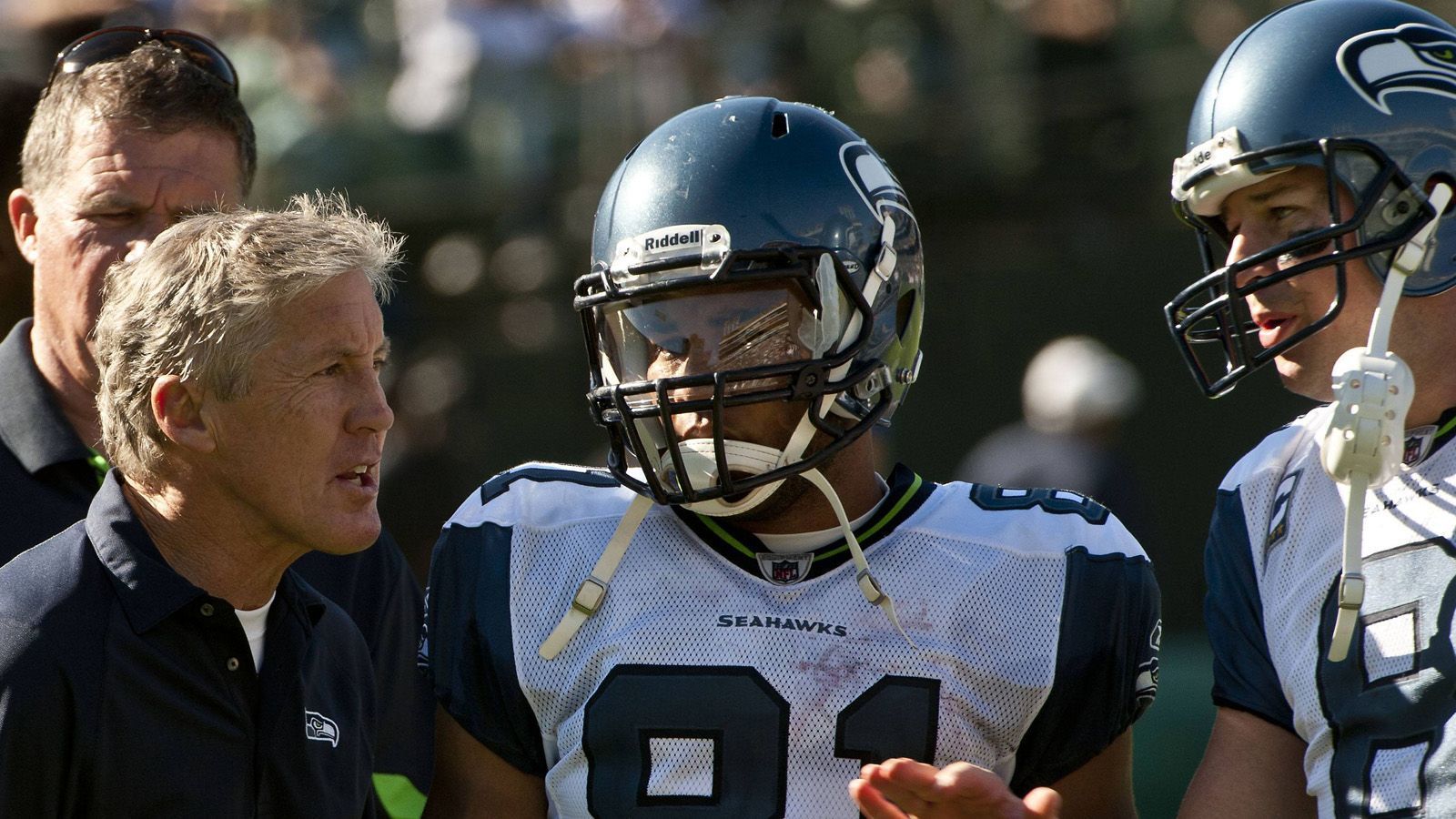 
                <strong>Seattle Seahawks in der Saison 2010</strong><br>
                Mit einer negativen Bilanz schafften es vor neun Jahren die Seattle Seahawks tatsächlich, die NFC West zu gewinnen. Der 7:9-Record des Teams von Pete Carroll reichte aus, um die St. Louis Rams (7:9), San Francisco 49ers (6:10) und Arizona Cardinals (5:11) hinter sich zu lassen.
              